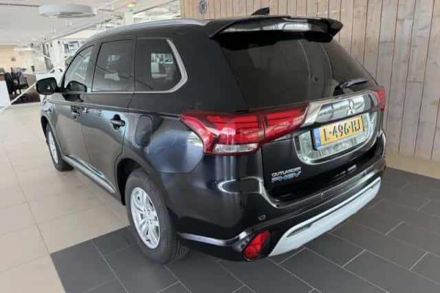 Mitsubishi Outlander (2021) thumbnail 5