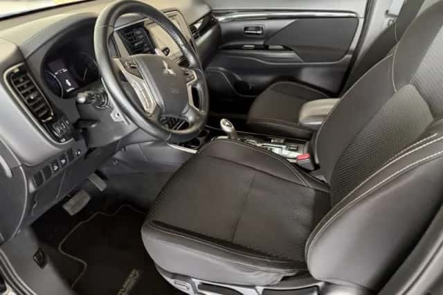 Mitsubishi Outlander (2021) thumbnail 6