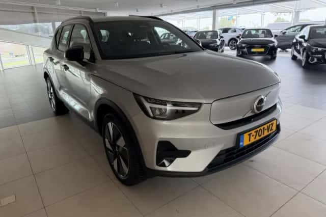 Volvo XC40 (2023) thumbnail 2