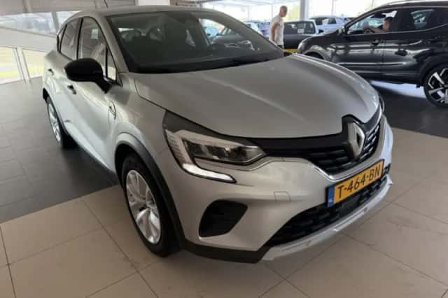 Renault Captur (2023) thumbnail 2