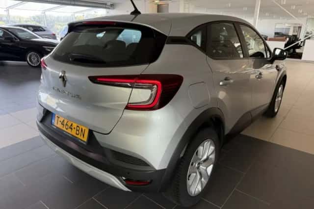 Renault Captur (2023) thumbnail 3