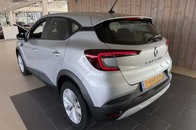 Renault Captur (2023) thumbnail 4
