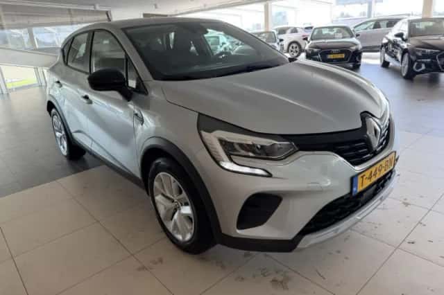 Renault Captur (2023) thumbnail 2