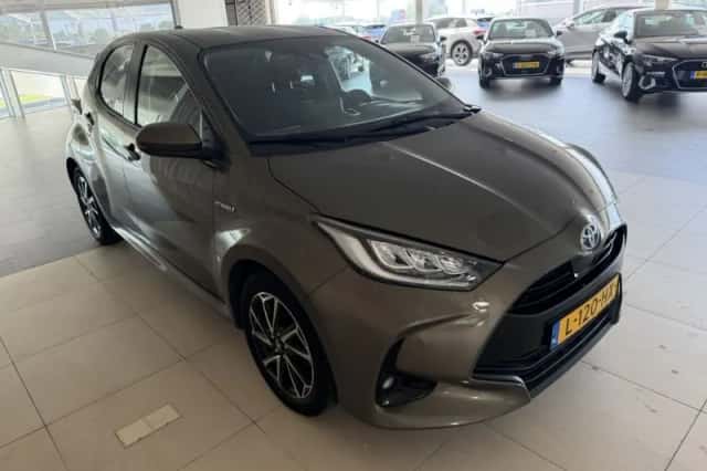 Toyota Yaris (2021) thumbnail 2