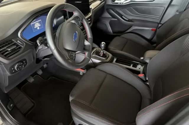 Ford Focus (2022) thumbnail 5