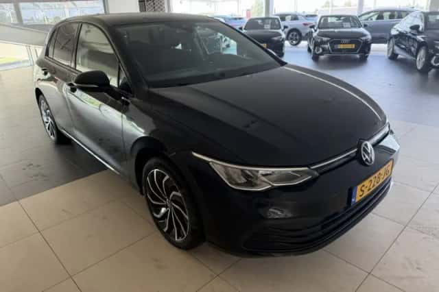 Volkswagen Golf (2023) thumbnail 2