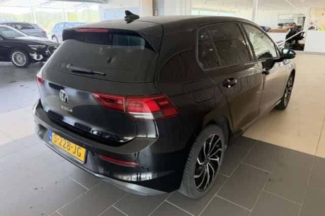Volkswagen Golf (2023) thumbnail 3