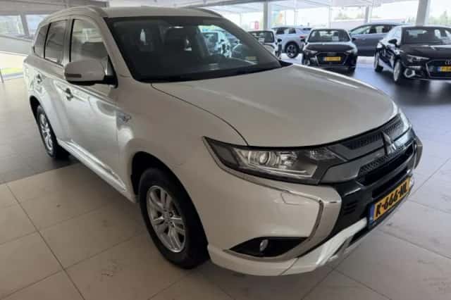 Mitsubishi Outlander (2021) thumbnail 2