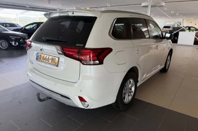 Mitsubishi Outlander (2021) thumbnail 3