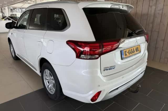 Mitsubishi Outlander (2021) thumbnail 4