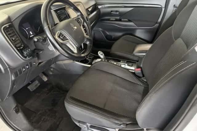 Mitsubishi Outlander (2021) thumbnail 5