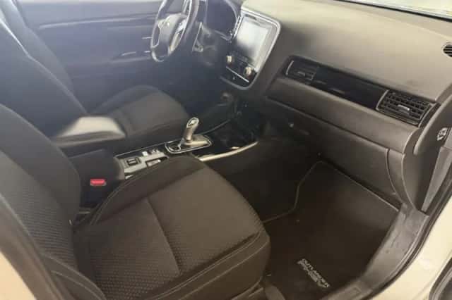 Mitsubishi Outlander (2021) thumbnail 6