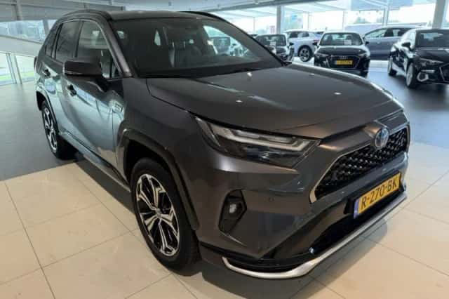 Toyota RAV4 (2022) thumbnail 2