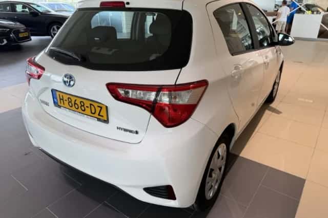Toyota Yaris (2020) thumbnail 3
