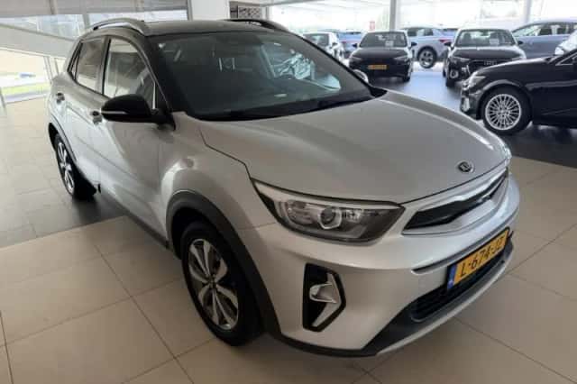 Kia Stonic (2021) thumbnail 2