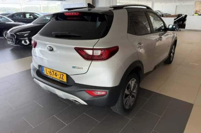 Kia Stonic (2021) thumbnail 4