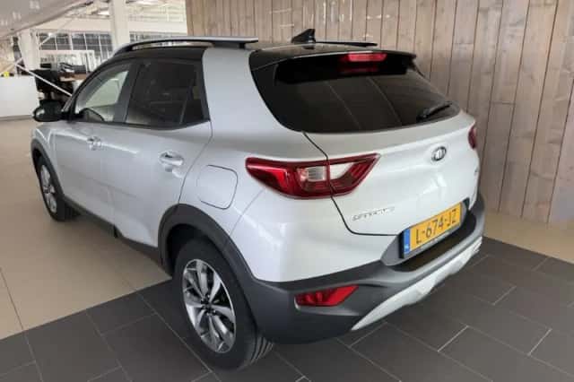 Kia Stonic (2021) thumbnail 5