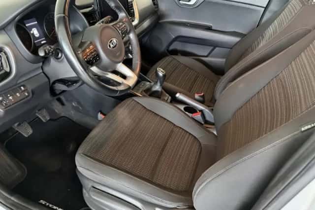 Kia Stonic (2021) thumbnail 6