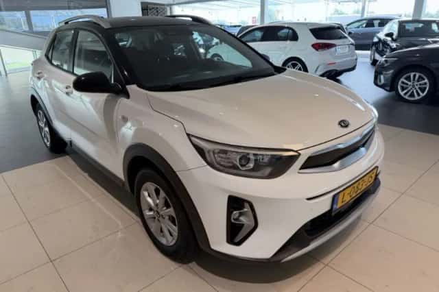 Kia Stonic (2021) thumbnail 2