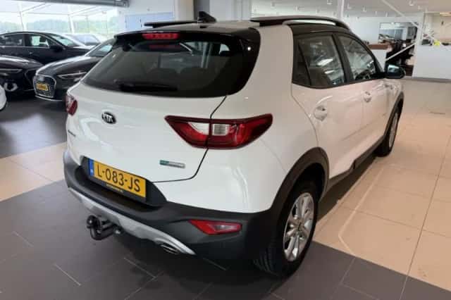 Kia Stonic (2021) thumbnail 4