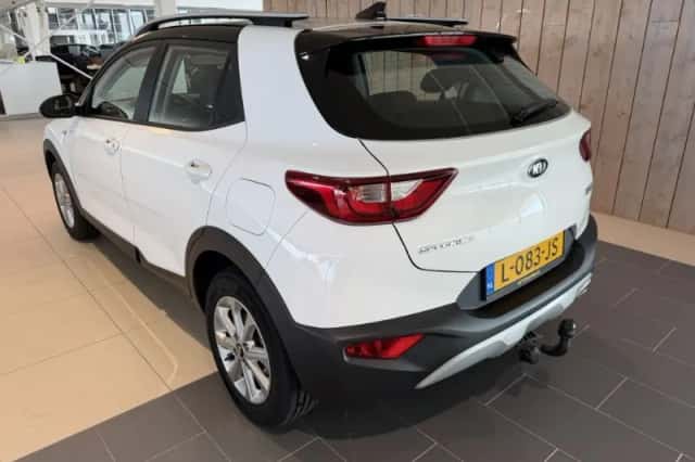 Kia Stonic (2021) thumbnail 5