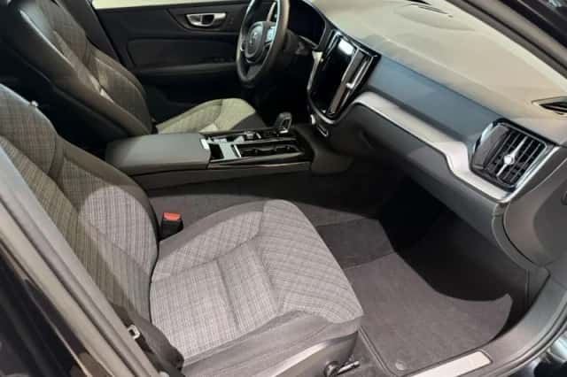Volvo V60 (2023) thumbnail 3