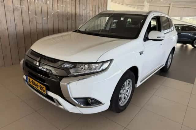 Mitsubishi Outlander (2021) thumbnail 1