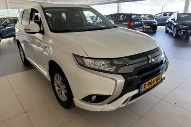 Mitsubishi Outlander (2021) thumbnail 2