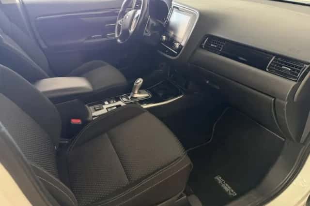 Mitsubishi Outlander (2021) thumbnail 3