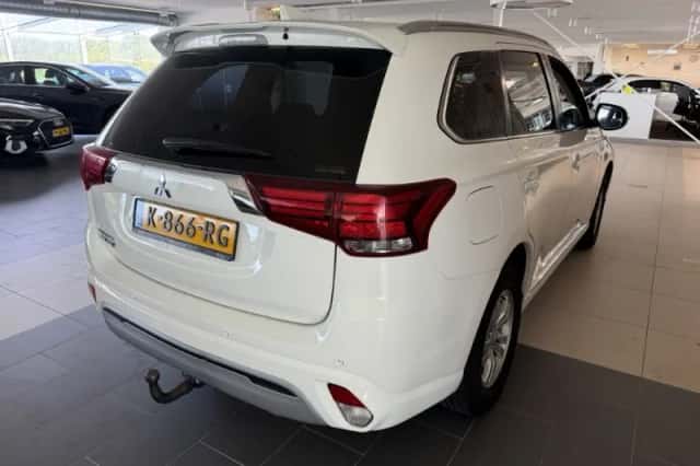 Mitsubishi Outlander (2021) thumbnail 4
