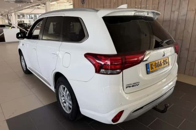 Mitsubishi Outlander (2021) thumbnail 5