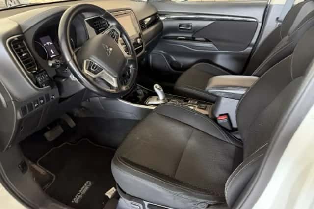 Mitsubishi Outlander (2021) thumbnail 6