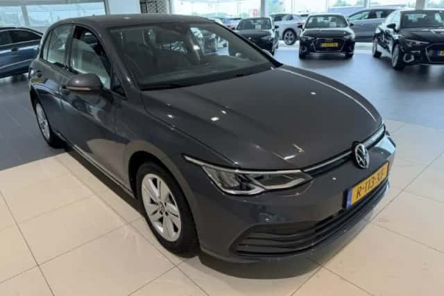 Volkswagen Golf (2022) thumbnail 2