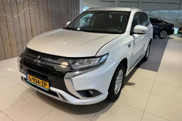 Mitsubishi Outlander (2021) thumbnail 1