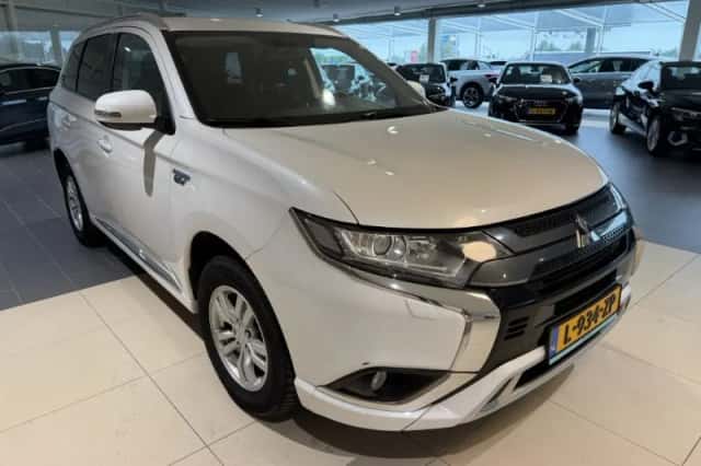 Mitsubishi Outlander (2021) thumbnail 2