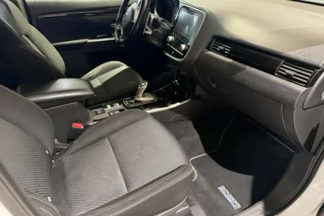 Mitsubishi Outlander (2021) thumbnail 3