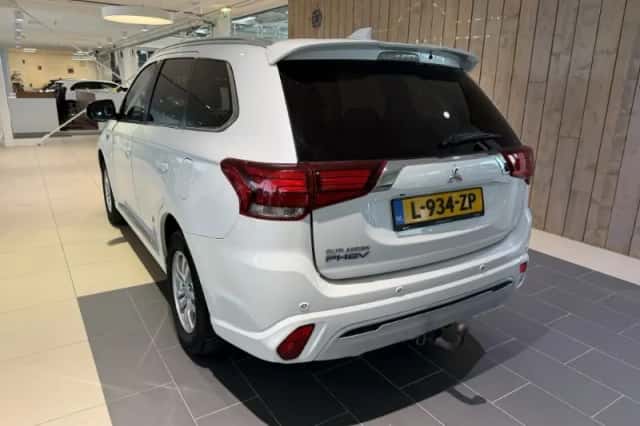 Mitsubishi Outlander (2021) thumbnail 4