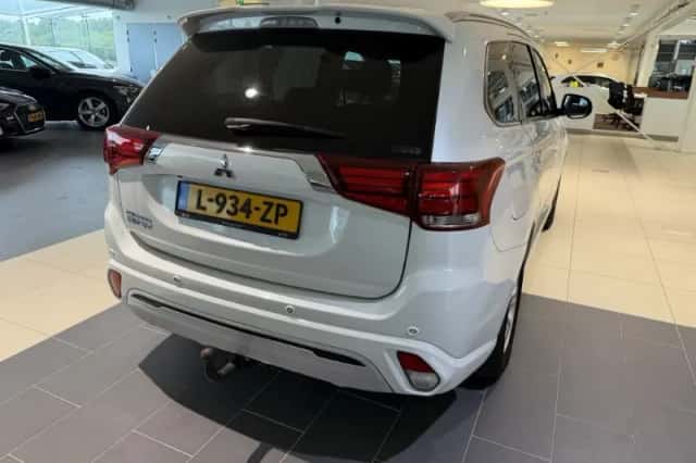 Mitsubishi Outlander (2021) thumbnail 5