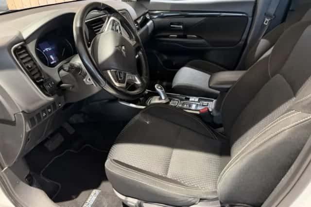 Mitsubishi Outlander (2021) thumbnail 6