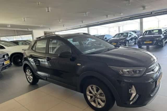 Kia Stonic (2023) thumbnail 3