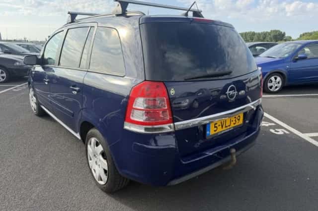 Opel Zafira (2011) thumbnail 4