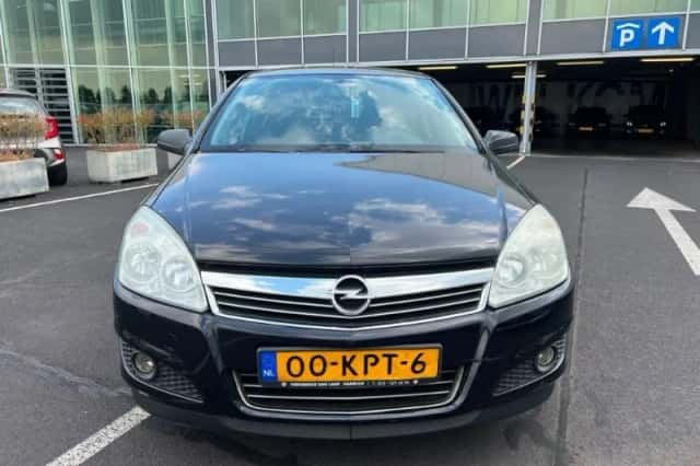 Opel Astra (2010) thumbnail 1