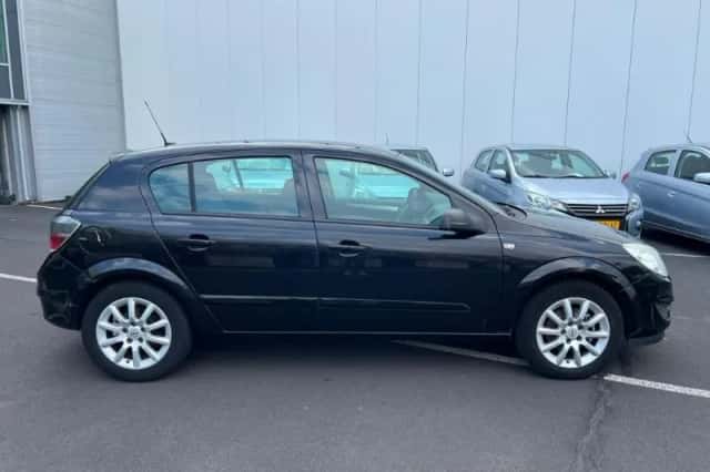 Opel Astra (2010) thumbnail 3
