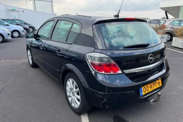 Opel Astra (2010) thumbnail 5