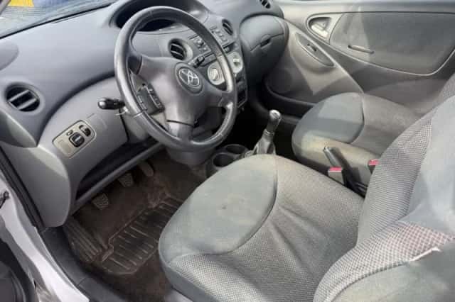 Toyota Yaris (2004) thumbnail 5
