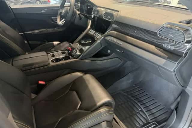 Lamborghini Urus (2021) thumbnail 4