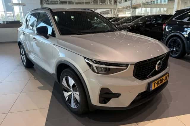 Volvo XC40 (2023) thumbnail 2