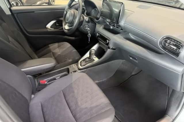 Toyota Yaris (2024) thumbnail 3