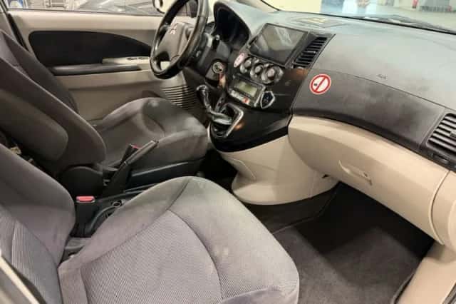 Mitsubishi Grandis (2007) thumbnail 3