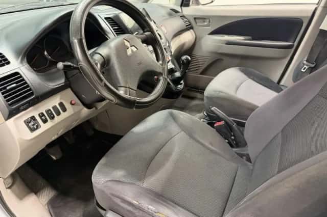 Mitsubishi Grandis (2007) thumbnail 6